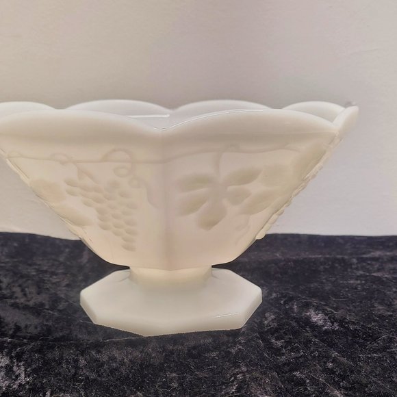 Anchor Hocking Paneled Milk Glass Bowl Harvest Grape Pattern - Picture 1 of 12